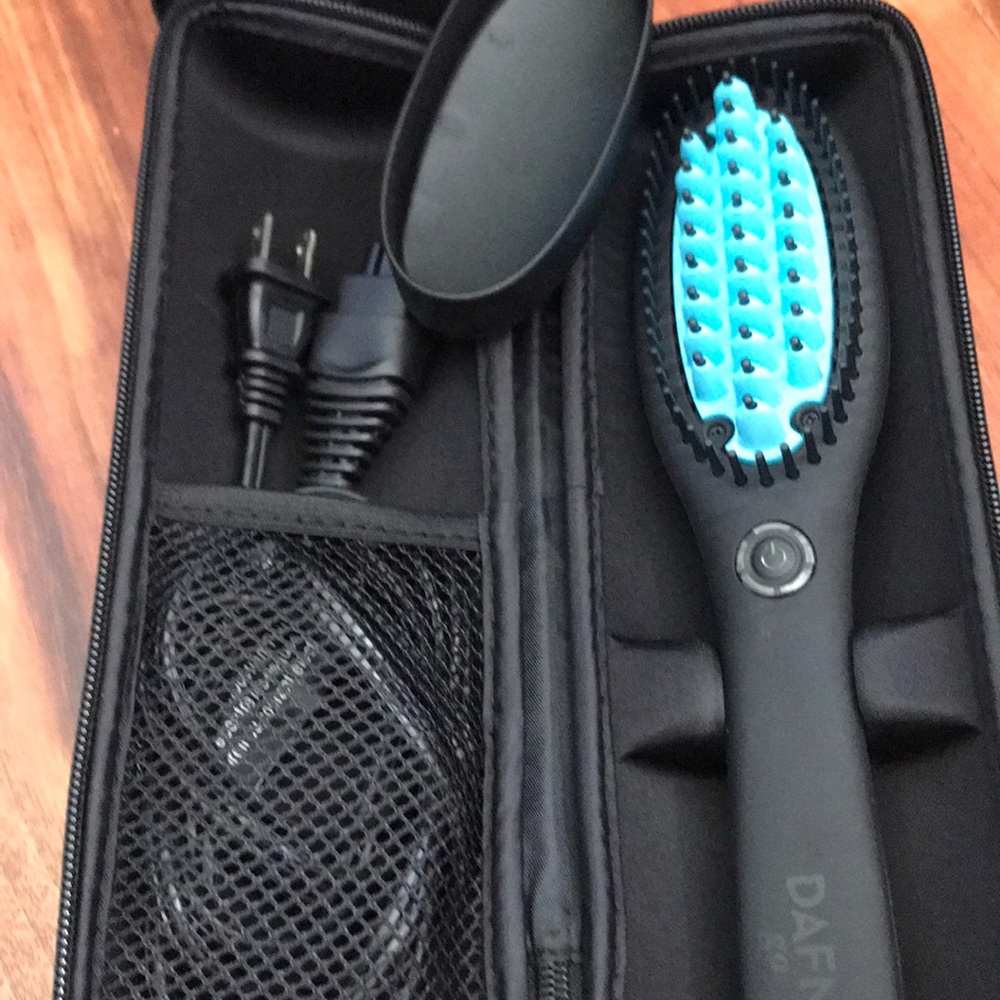 Dafni go hairbrush./sanatized
